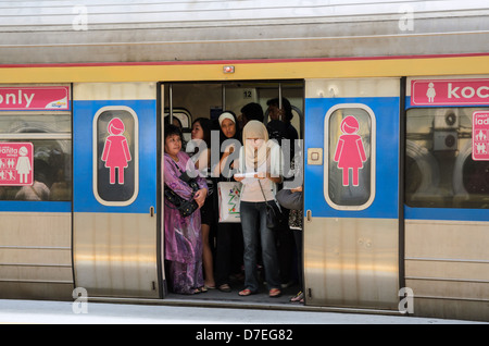 Frauen nur Beförderung auf einem lokalen Stadt-s-Bahn; Frau nur Wagen; nur noch Stehplätze; Trainer zu trainieren; Türen öffnen; nur weiblich; Nahverkehr Stockfoto