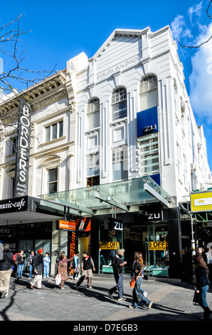 Großen verkehrsberuhigten Einkaufsstraße in eines der wichtigsten Städte von Australien: Rundle Mall, Adelaide. Australier einkaufen; Stockfoto