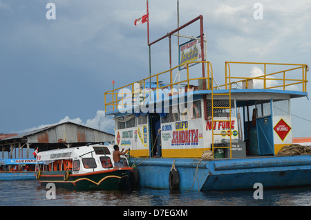 Ein Boot Tankstelle auf der am Fluss Nanay in der Amazon-Port von Iquitos, Loreto, Peru Stockfoto