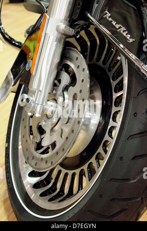 Nahaufnahme von einem Motorrad glänzende Rad und Scheibenbremsen Stockfoto