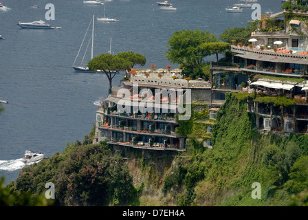 Positano. Italien. Das Hotel Il San Pietro di verschmilzt mit der natürlichen Umgebung und mit Blick auf die Bucht von Positano Positano. Stockfoto