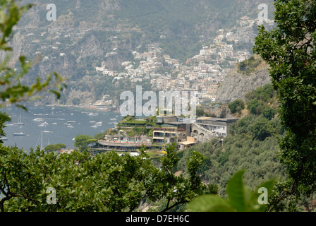 Positano. Italien. Das Hotel Il San Pietro di verschmilzt mit der natürlichen Umgebung und mit Blick auf die Bucht von Positano Positano. Pro Stockfoto