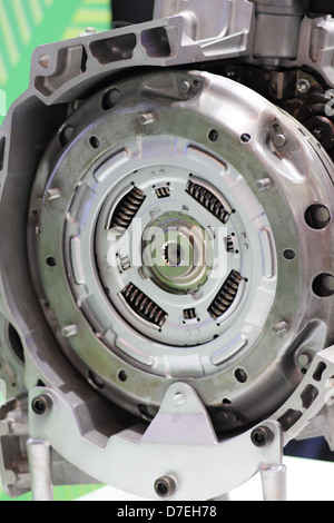 Nahaufnahme von einem neuen und glänzenden Automotor. Stockfoto