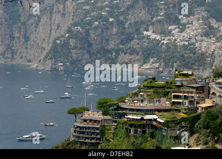 Positano. Italien. Das Hotel Il San Pietro di verschmilzt mit der natürlichen Umgebung und mit Blick auf die Bucht von Positano Positano. Pro Stockfoto