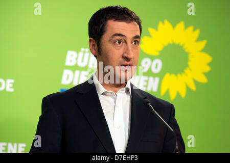 Berlin, Deutschland. 6. Mai 2013. Der Vorsitzende der grünen / Bundnis 90, Cem Özdemir gibt eine Pressekonferenz in Berlin. Kredit: Kredit: Gonçalo Silva/Alamy Live-Nachrichten. Stockfoto