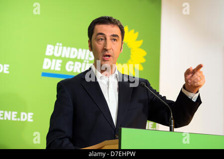 Berlin, Deutschland. 6. Mai 2013. Der Vorsitzende der grünen / Bundnis 90, Cem Özdemir gibt eine Pressekonferenz in Berlin. Kredit: Kredit: Gonçalo Silva/Alamy Live-Nachrichten. Stockfoto