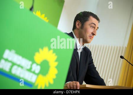 Berlin, Deutschland. 6. Mai 2013. Der Vorsitzende der grünen / Bundnis 90, Cem Özdemir gibt eine Pressekonferenz in Berlin. Kredit: Kredit: Gonçalo Silva/Alamy Live-Nachrichten. Stockfoto