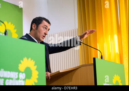 Berlin, Deutschland. 6. Mai 2013. Der Vorsitzende der grünen / Bundnis 90, Cem Özdemir gibt eine Pressekonferenz in Berlin. Kredit: Kredit: Gonçalo Silva/Alamy Live-Nachrichten. Stockfoto