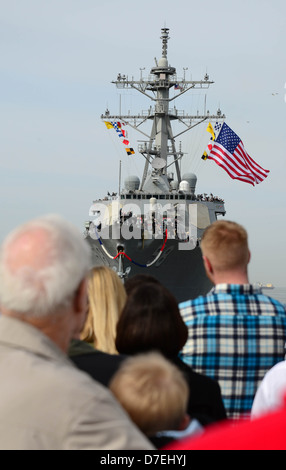 USS Laboon kehrt in der Naval Station Norfolk. Stockfoto