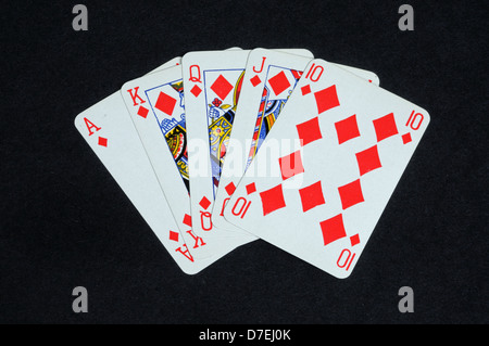 Royal Flush Poker Hand in der Rautenanzug vor einem schwarzen Hintergrund. Stockfoto