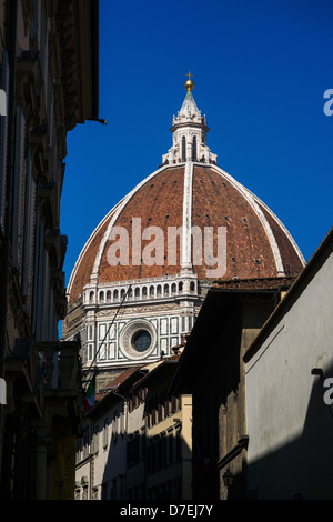 Blick auf Florenz Kathedrale aus einer Seitenstraße Stockfoto