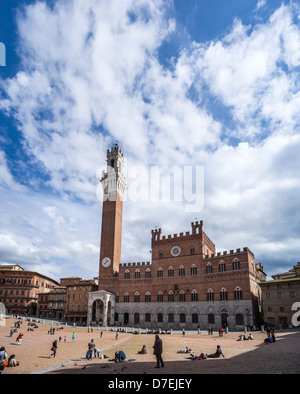 Piazza del Campo und Torre del Mangia in Siena, Italien Stockfoto