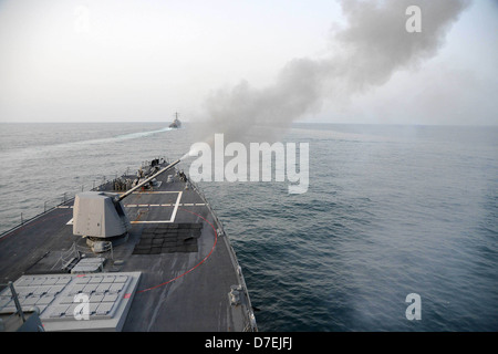 USS McCampbell feuert sein 5-Zoll/54-Kaliber (Mk 45) leichtes Geschütz. Stockfoto