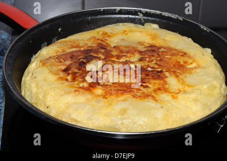 Hausgemachte spanische Tortilla in einer traditionellen Tortilla-Pfanne, Andalusien, Spanien, Westeuropa. Stockfoto