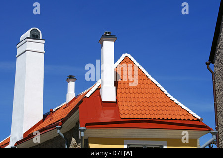 Das Dach und Schornstein mit blauem Himmel Stockfoto