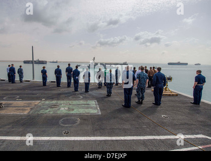 Matrosen an Bord der USS Dwight D. Eisenhower Rendern Ehrungen USS Jason Dunham. Stockfoto