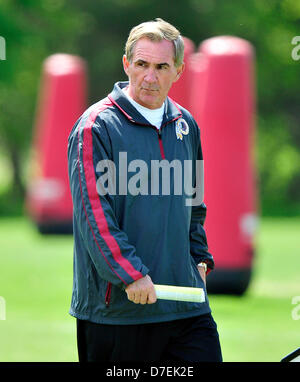 Washington Redskin Head Coach Mike Shanahan schaut zu, wie die Washington Redskins Rookie Minicamp Redskins Park in Ashburn, Virginia am Sonntag, den 5. Mai 2013..Credit teilnehmen: Ron Sachs / CNP Stockfoto