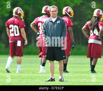 Washington Redskin Head Coach Mike Shanahan schaut zu, wie die Washington Redskins Rookie Minicamp Redskins Park in Ashburn, Virginia am Sonntag, den 5. Mai 2013..Credit teilnehmen: Ron Sachs / CNP Stockfoto