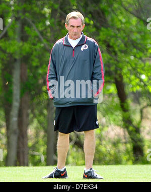 Washington Redskin Head Coach Mike Shanahan schaut zu, wie die Washington Redskins Rookie Minicamp Redskins Park in Ashburn, Virginia am Sonntag, den 5. Mai 2013..Credit teilnehmen: Ron Sachs / CNP Stockfoto