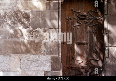 Schatten auf alte Holztür in Steinwand, Figeac, Frankreich Stockfoto