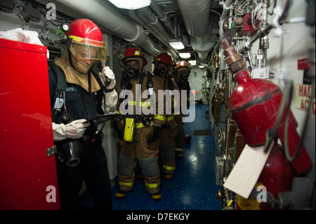 Segler bereiten einen simulierten Brand während eines Bohrers anzugreifen. Stockfoto