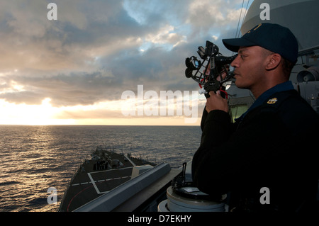 CHINFO Chinfo MNU MNU Matrosen Matrosen Amerika bereit sein Beready Commerce verteidigen Freiheit Defendfreedom bereitgestellt Abschreckung Aggression Deteraggression schnelle flexible Freiheit Erbe Freiheit militärischen Marine Marine Medieninhalte Dienst Navymediacontentservice auf Watch-Onwatch arbeiten nach vorne Operateforward bewahren Ruhe Preservepeace schützen Meer Bahnen Sealanes Tradition US Marine Usnavy USA Unitedstates Krieg Kämpfer Warfighters Krieg Warfighting Krieg kämpfen erste Warfightingfirst weltweit Atlantik Atlanticocean Stockfoto