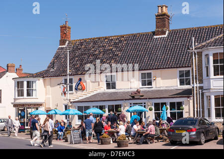 Southwold, Suffolk, UK. 6. Mai 2013. Menschen genießen das sonnige Wetter auf Bank Holiday Montag 6. Mai 2013 beim Trinken im Red Lion Pub in Southwold, Suffolk, England, Großbritannien, Uk. Stockfoto