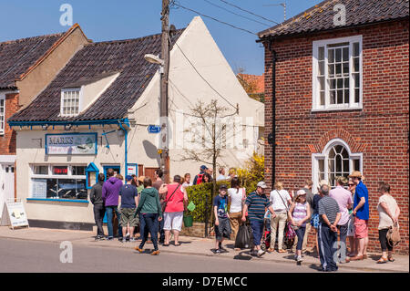 Southwold, Suffolk, UK. 6. Mai 2013. Menschen genießen das sonnige Wetter auf Bank Holiday Montag 6. Mai 2013, während sie in die Warteschlange für Fish &amp; Chips in Southwold, Suffolk, England, Großbritannien, Uk. Stockfoto