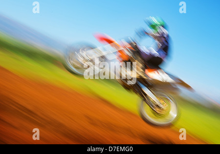 Verschwommenes Bild der Biker auf Meisterschaft, aktiven Lebensstil, Extremsport, Zeitlupe, Motocross auf Off-Road, Speed-Konzept Stockfoto