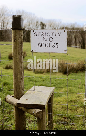 Stil über einen Zaun mit streng No Access Zeichen, Wales, UK. Stockfoto