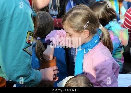 Mädchen bekommt Brot und eine Tasse Traubensaft an Kinder Last Supper in der 34. Deutschen Evangelischen Kirchentag in Hamburg Stockfoto