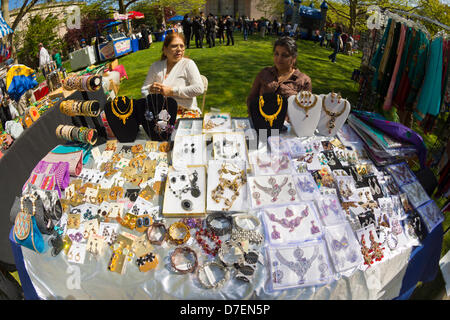 Hempstead, New York, USA. 5. Mai 2013. Schmuck ist ein beliebtes Element Anbieter verkaufen am 30. jährlichen holländischen Festival feiert Hofsta Universität Global Campus, mit Spotlight auf Portugal und Indien. Bildnachweis: Ann E Parry / Alamy Live News Stockfoto