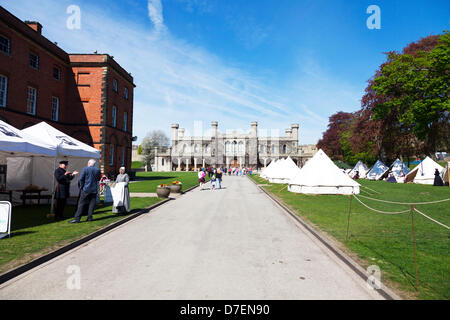 Lincoln, UK. 6. Mai 2013. Viktorianische Wochenende Schloss Lincoln in Lincolnshire Uk. Menschen gekleidet in traditionellen viktorianischen Kleidung als British Home Guard, Gefängniswärter und Damen der Ära Credit: Paul Thompson/Alamy Live News Stockfoto