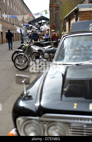 Ford Zephyr Classic Auto und klassische Motorräder in einer Fristsetzung bei Chatham Dockyard, dem Aufruf der Hebamme festgelegt ist Stockfoto