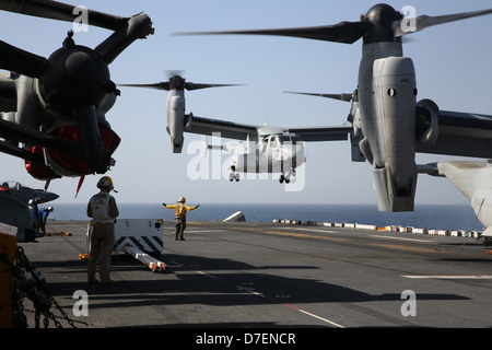 Ein MV-22 Osprey landet auf hoher See an Bord der USS Kearsarge. Stockfoto
