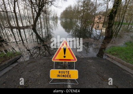 Flusses Charente in Flut und Straße unter Wasser Stockfoto