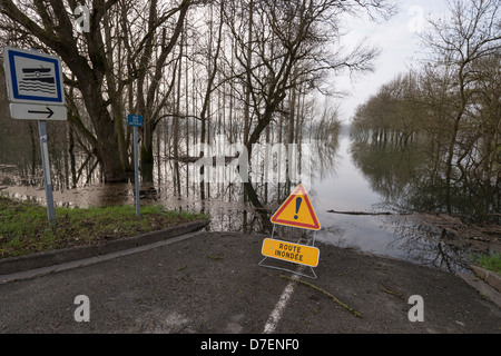 Flusses Charente in Flut und Straße unter Wasser Stockfoto