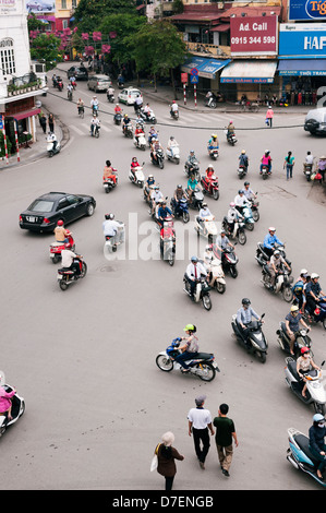 Hanoi, Vietnam - Scooter Verkehr an einer belebten Kreuzung in der Altstadt Stockfoto