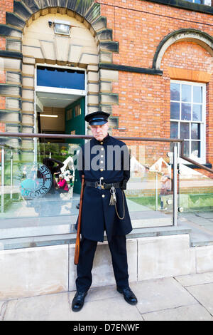 Lincoln, UK. 6. Mai 2013. Viktorianische Wochenende Justizanstalt Lincoln in Lincolnshire Uk. Traditionelle viktorianischen Kleidung als Gefängnis Offizier innen Lincoln Gefängnis der Ära Credit Mann: Paul Thompson/Alamy Live News Stockfoto