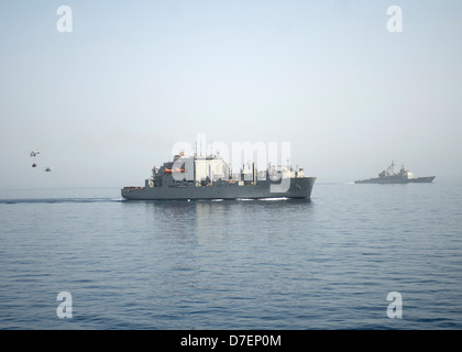 USNS Medgar Evers führt eine vertikale Nachschub. Stockfoto