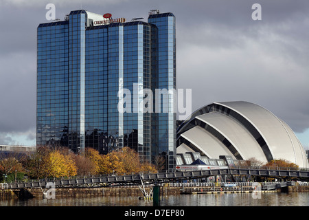 Das Crowne Plaza Hotel und das SEC Armadillo / Clyde Auditorium auf dem Scottish Event Campus am Fluss Clyde in Glasgow, Schottland, Großbritannien Stockfoto