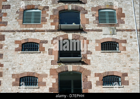 Außenseite des renovierten ehemaligen Lagerhaus auf dem Kai an der Exeter Devon England UK Stockfoto