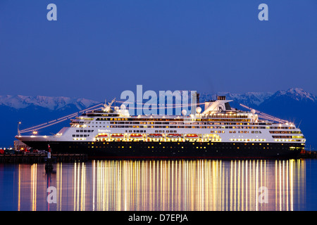 Kreuzfahrtschiff, die Statendam am Dock in der Abenddämmerung mit Olympic Mountains im Hintergrund-Victoria, British Columbia, Kanada festgemacht. Stockfoto