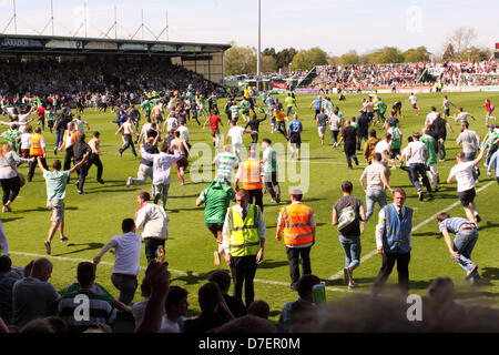 Happy Yeovil Town Football Club-Fans erobern die Tonhöhe auf dem Schlusspfiff einen Sieg gegen Sheffield United auf 6.5.13 feiern, die sie nach Wembley die Npower League 1 Play Off Finale dauert Stockfoto