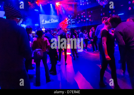 Paris, Frankreich, große Menschenmenge Tanzfläche im französischen Nachtclub, Special Disco Floor, Music Night, im Lyric the-atre. Nachtclub-Tanzszenen Stockfoto