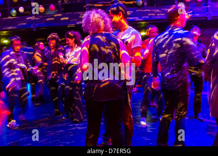 Paris, Frankreich, große Menschenmenge tanzen im französischen Nachtclub, Special Disco Music Night, im Lyric the-atre. „I Feel Disco“ Disco Floor, Nachtclub-Tanz, Lichteffekte, überfüllte Tanzflächen, Tanz jung Stockfoto