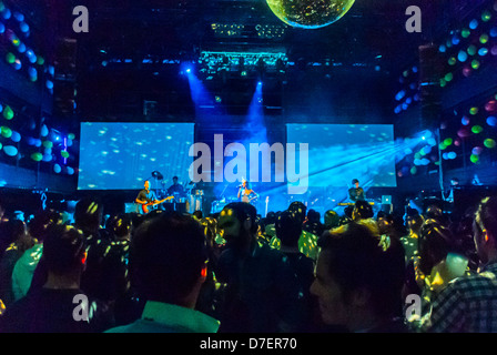 Paris, Frankreich, Leute tanzen im französischen Nachtclub, im Special Disco Floor, Music Night, im „Lyric the-atre“. Live-Auftritte, Musik machen, Nachtclub-Tanzszenen Stockfoto