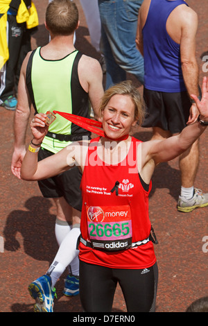 Sophie Raworth posiert mit ihrer Medaille nach Abschluss der London-Marathon-2013 Stockfoto