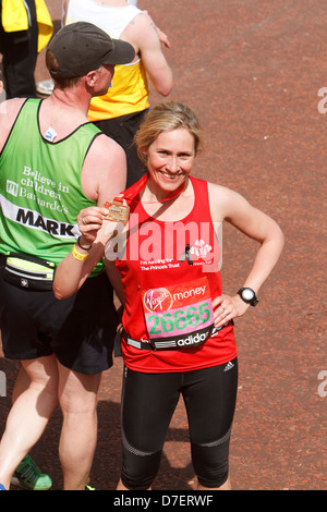 Sophie Raworth posiert mit ihrer Medaille nach Abschluss der London-Marathon-2013 Stockfoto