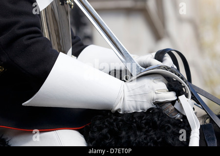 Ihre Majestät die Queens Horse Guard Nahaufnahme von weiß behandschuhten Hand und Schwert Stockfoto